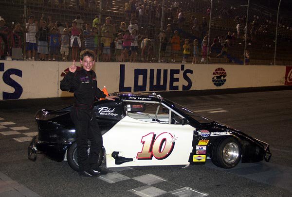 ThePostman68's tweet photo. Champions Night!!!
In 2001 a youngster named @joeylogano won the #SummerShootout Bandolero Bandits Championship.
Tonight: six drivers will add their names to the list of @USLegendCars Champions at @CLTMotorSpdwy
#WeBuildLegends
#Postman68
@CookOut https://t.co/9ncNHUnzyB