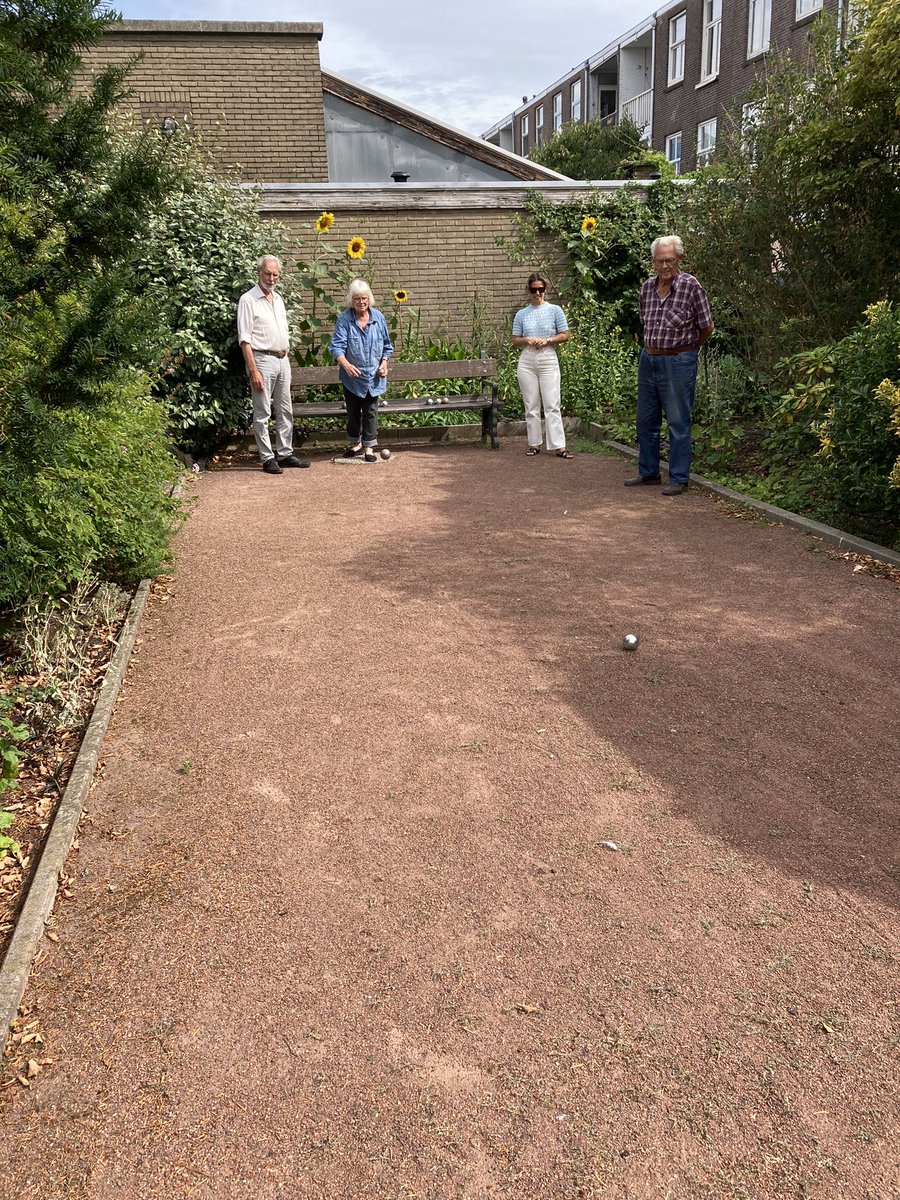 Op 10 plekken in Segbroek kunnen ouderen elkaar dagelijks ontmoeten. Voor een kopje koffie, een praatje, een spelletje. Onder ander in de Hyacint, Het Samen, de  Regenvalk. Deze zomer bezoek ik ze allemaal! <a href="/WijkzSegbroek/">WijkzSegbroek Welzijn</a> <a href="/wbBloemenbuurt/">wbBloemenbuurt</a> <a href="/SD_Segbroek/">Stadsdeel Segbroek</a> <a href="/HaagsOntmoeten/">Haags Ontmoeten</a>