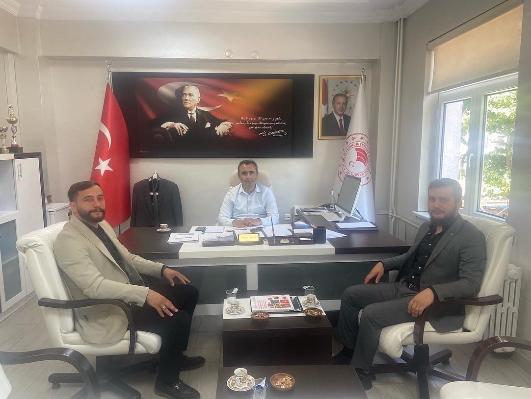 bbpduzce1's tweet photo. Büyük Birlik Partisi Düzce İl Başkanımız Sn. Onur ÇETİN ve Merkez İlçe Başkanımız Sn. Ümit YILMAZ, İl Tarım ve Orman Müdürümüz Sn. Necdet ÇİÇEK’i makamında ziyaret ettiler.

#DüzceİçinBüyükBirlik
#DüzceBüyükBirlikte https://t.co/fMLBdKPSJn