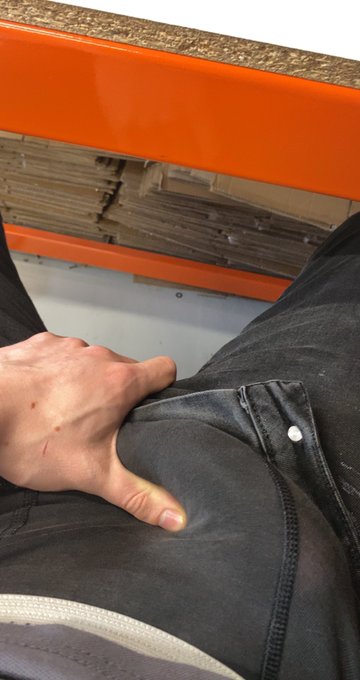 1 pic. Who else gets horny at work? ?? https://t.co/AFUhdqmIBa