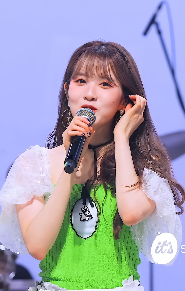 sieung's tweet photo. @ericsohbn @chacyun @HAEC6HAN Membalas lirikan mata sang lelaki yang berbicara dengannya dengan senyuman manis sang puan membalasnya " bener banget nih kak, malem ini keliatannya padat banget loh sampai sampai tukang parkirnya harus 5" sambil menunjukan angka 5 dengan tangannya https://t.co/ibROA4k1Ez