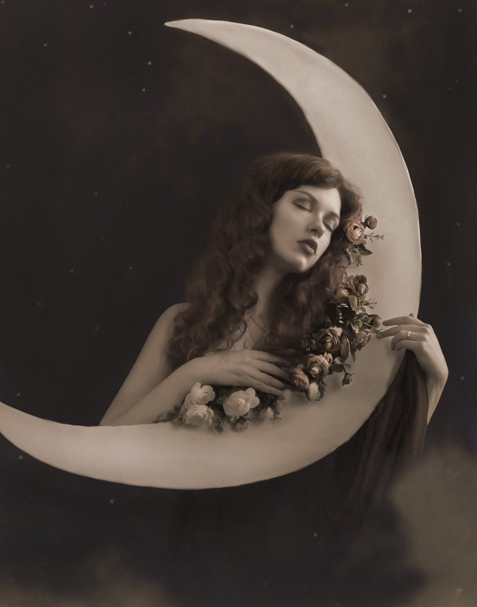 GM fam! My genesis drop “Vintage Moon” is available on secondary!🌙
It was also my first sold-out! I’m especially happy that it was this particular work, it’s still one of my favorites!

objkt.com/asset/hicetnun…
#nftcollector #NFTsales #WomenInNFT #tezoscollectors #tezosart