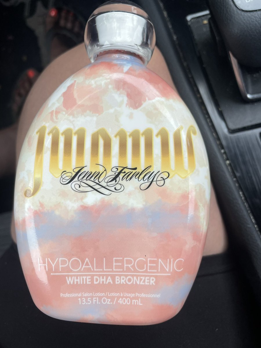Monshequa's tweet photo. @JENNIWOWW This product is not true to its label and gave me an insane rash all over. It’s supposedly hypoallergenic and clearly claims to be, yet not sure if it actually is. Now I’m out $80 and obtained a dermatology bill 🤦🏻‍♀️ I’m itching and burning simultaneously 😩 https://t.co/eCv1ayRYso