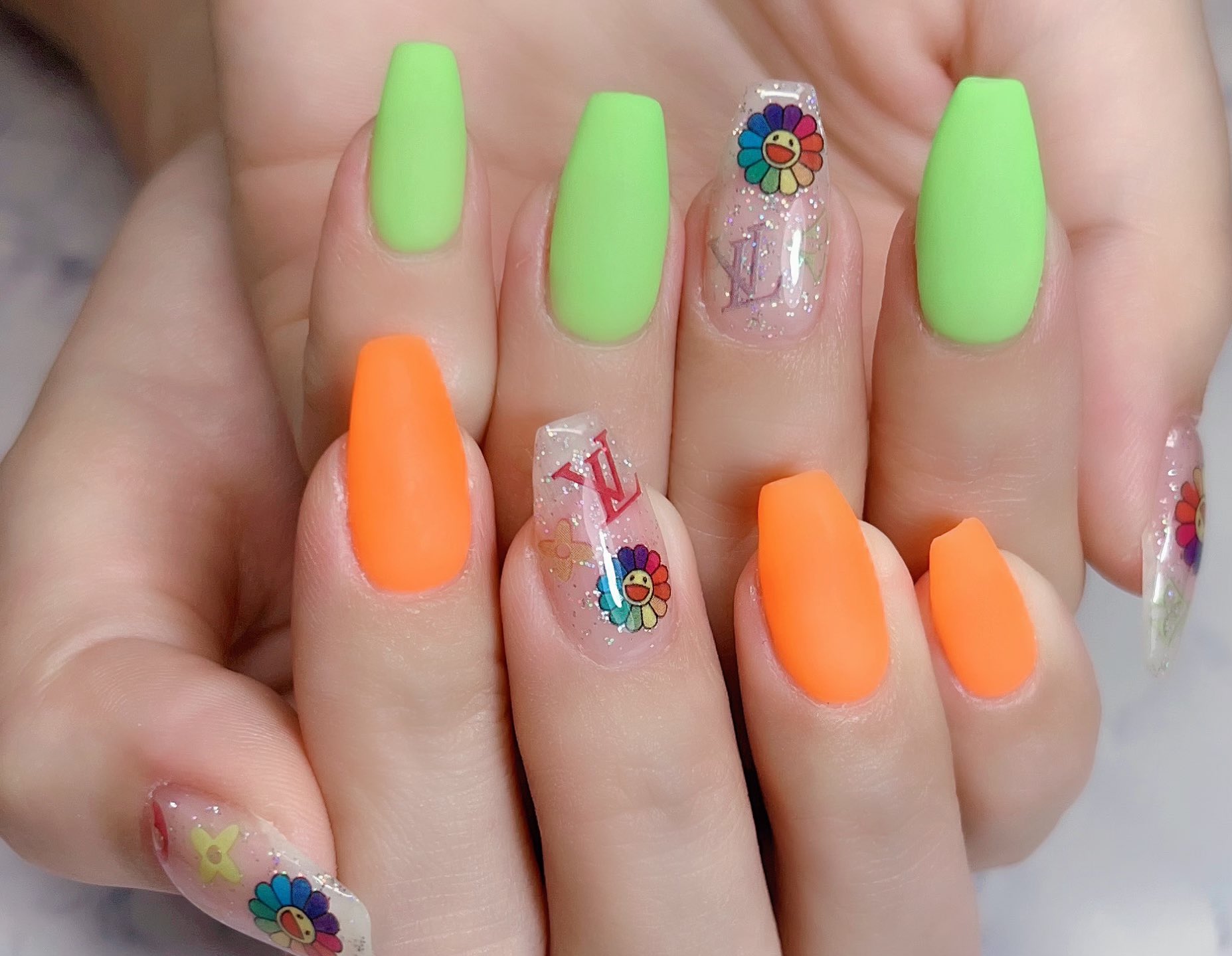 Mi Tan August Nail ネオンとカイキキ Lvの コラボネイル マットにすることによって 海外風で可愛い デザインネイルは ちょこっと バンタン意識してみた 主にホビになるのかな T Co W7it5vjcbs Twitter