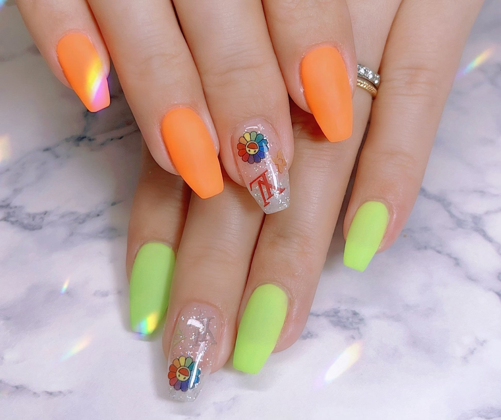 Mi Tan August Nail ネオンとカイキキ Lvの コラボネイル マットにすることによって 海外風で可愛い デザインネイルは ちょこっと バンタン意識してみた 主にホビになるのかな T Co W7it5vjcbs Twitter