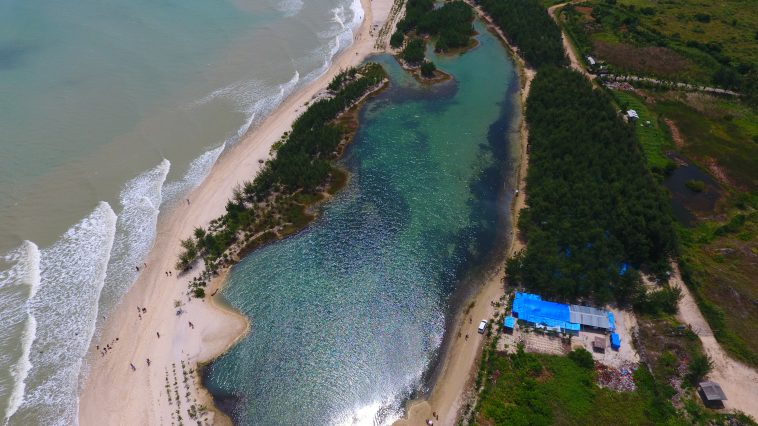 EastJavaTourism's tweet image. This is #RemenBeach, which is located in Remen village, Jenu, #Tuban, a beautiful and unique beach in East Java, has a stretch of white sand that is still very clean.