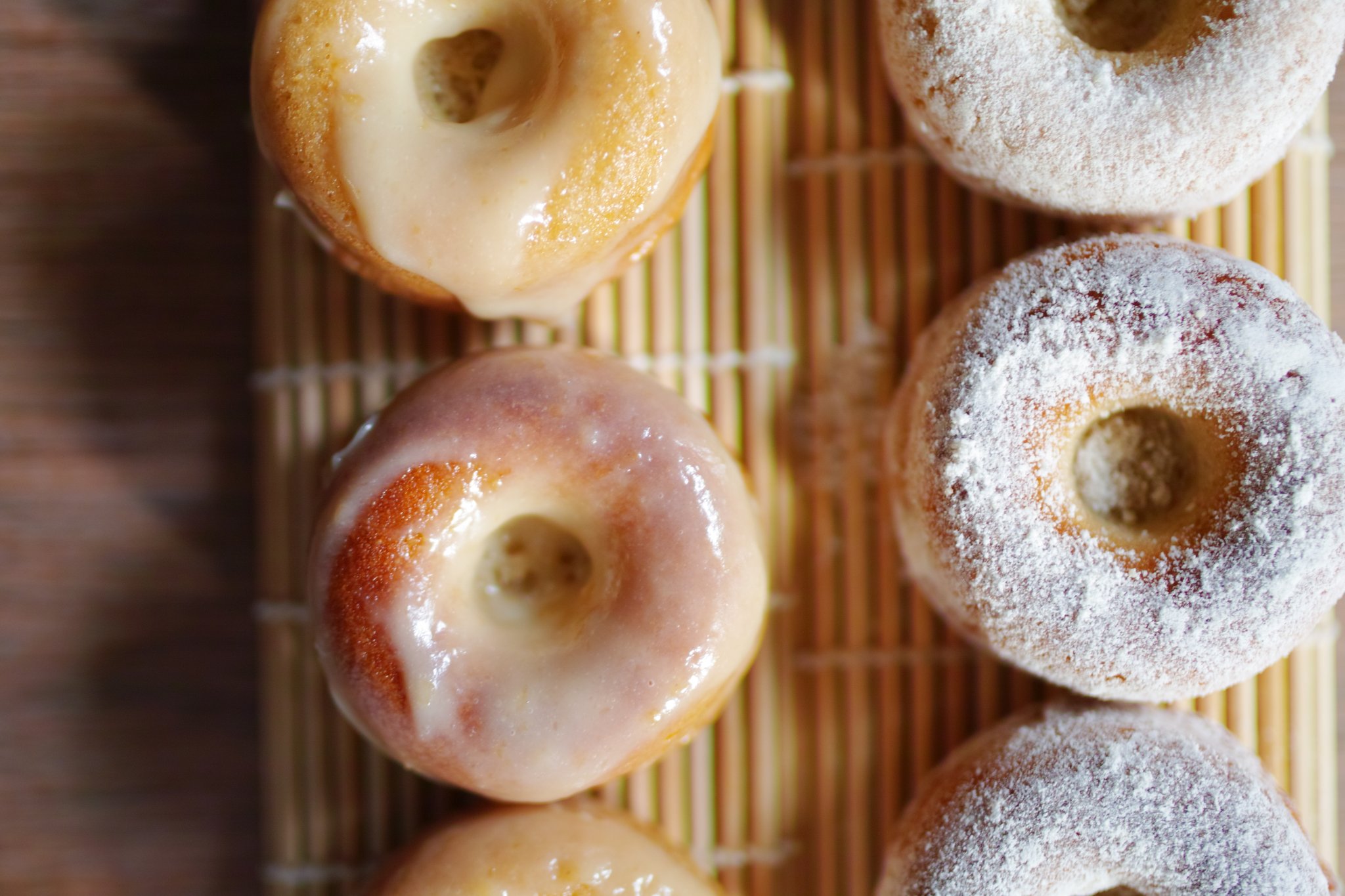 Simple Little Cucina 焼きドーナツ8 5 金 から販売できそうです 以前作っていたものよりはひと回り小さくなりますが 玄米粉を使ったグルテンフリーのものと小麦粉使用の2種ご用意できそうです 1日１種 8月限定予定なのでぜひ Veganドーナツ