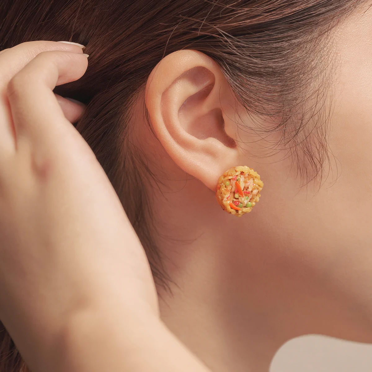 どん兵衛のかき揚げがピアスに！？髪をかきあげたくなるピアス。