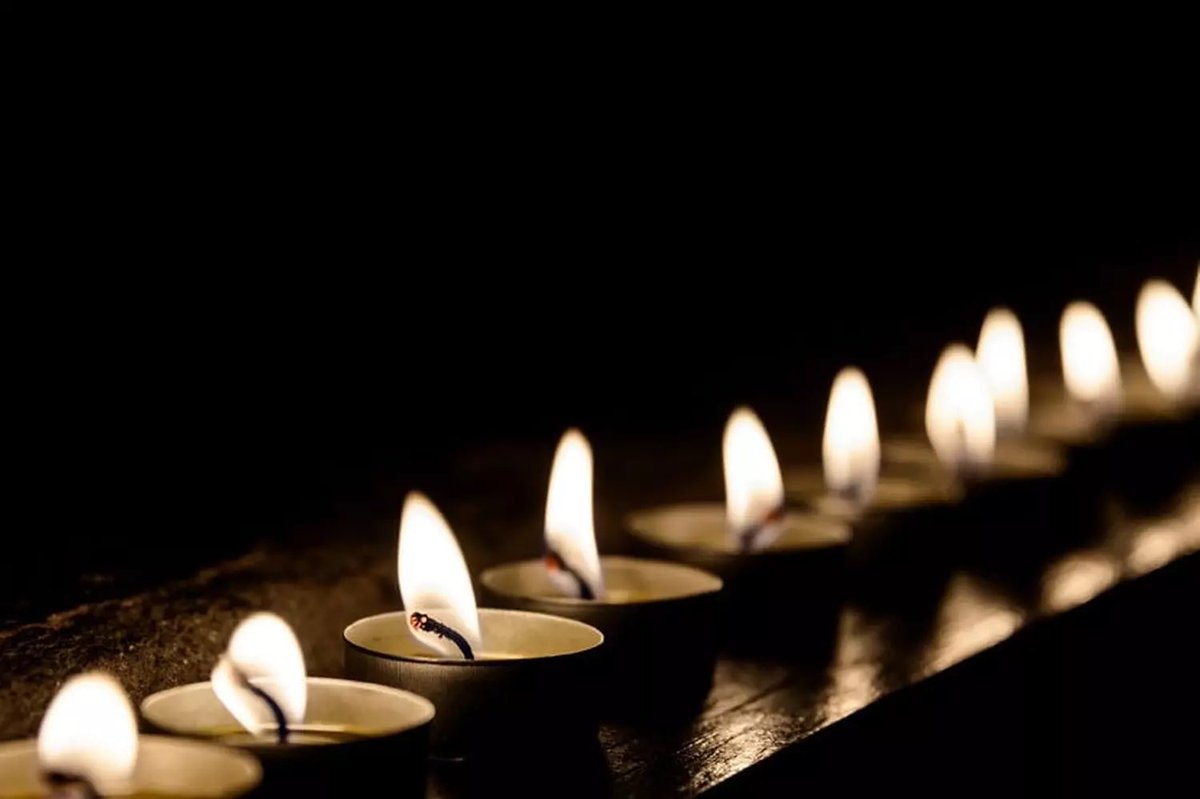 Pour vous tous partis trop tôt, pour nous tous qui ne savons plus ce que sera fait la seconde d’après, pour tous ceux qui sont sous les balles où devant une machette sans rien savoir. Nous avons une histoire aussi lourde qu’elle sera elle nous appartient et nous allons le porter.