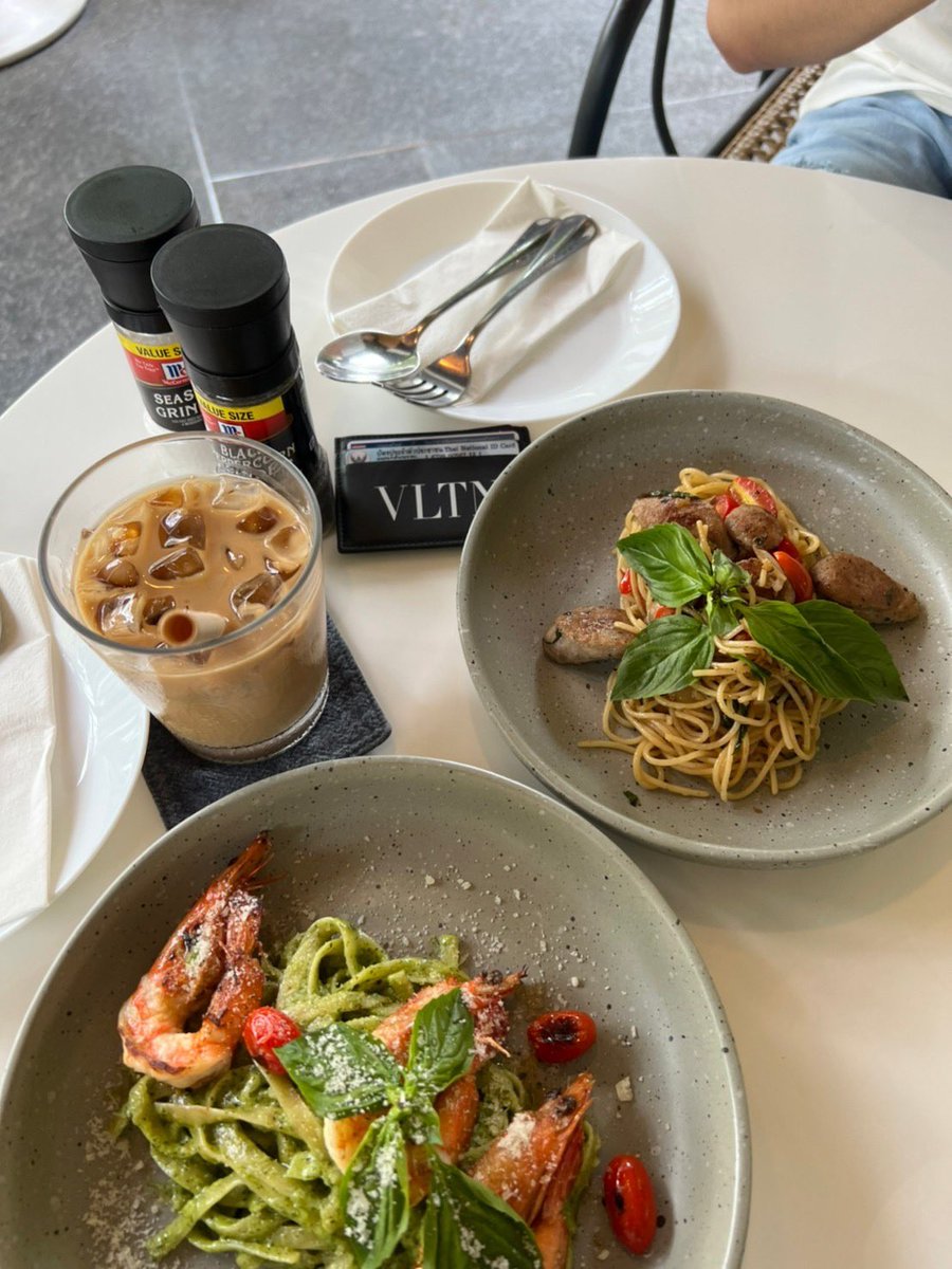_everydaywithus's tweet photo. เราได้ลองสั่ง shrimp pesto pasta กับ spaghetti aglio e olio มาลอง 

1. shrimp pesto pasta🍤 - พาสต้าเส้น tagliatelle ใส่ซอสเพสโต้โฮมเมด มะเขือเทศ โหระพาและพาเมซานชีส
2. spaghetti aglio e olio🥓 - สปาเกตตีใส่ไส้กรอกโฮมเมดและพริกกระเทียม

ฝากไอจีด้วยน้าา: https://t.co/ynBHtKd6sn https://t.co/ZZuWGiDK0f