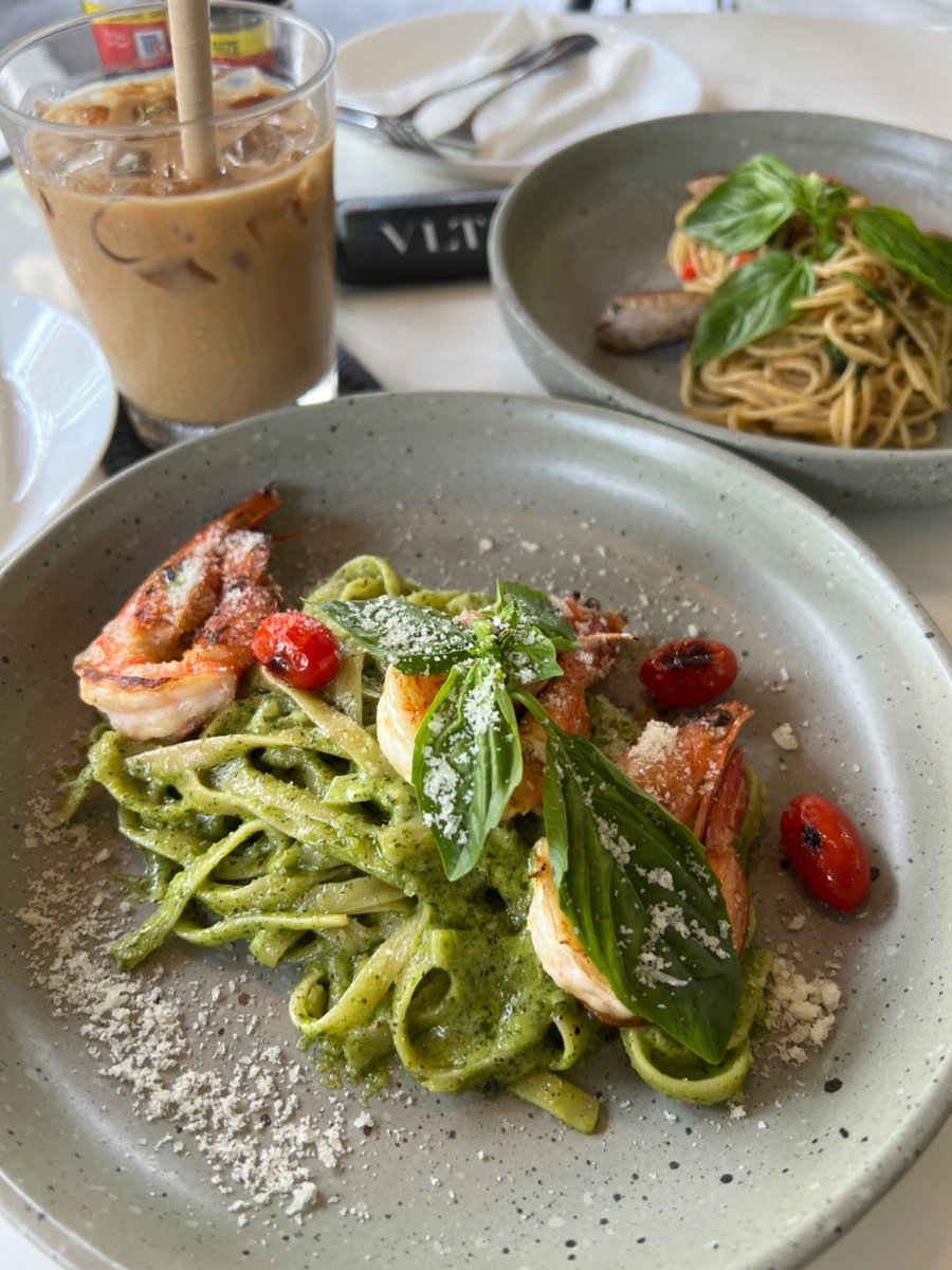 _everydaywithus's tweet photo. เราได้ลองสั่ง shrimp pesto pasta กับ spaghetti aglio e olio มาลอง 

1. shrimp pesto pasta🍤 - พาสต้าเส้น tagliatelle ใส่ซอสเพสโต้โฮมเมด มะเขือเทศ โหระพาและพาเมซานชีส
2. spaghetti aglio e olio🥓 - สปาเกตตีใส่ไส้กรอกโฮมเมดและพริกกระเทียม

ฝากไอจีด้วยน้าา: https://t.co/ynBHtKd6sn https://t.co/ZZuWGiDK0f