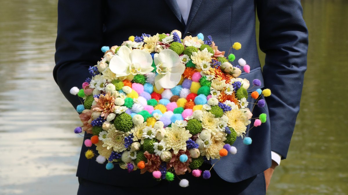 FeerieFlorale's tweet photo. 🔮 ONCE UPON A #BOUQUET 🔮

🧚‍♂️ ‍By Stefan Van Berlo (Bloem-Illusie, #Zwijndrecht, https://t.co/zSqVM2Uygg)

🧚 Model : Gino Cassano

🏛️ For Féerie Florale, #UnPrintempsRoyal au Château d'Hélécine

#StefanVanBerlo #BloemIllusie #Expo #Flowers #Hélécine #Florists #Belgium https://t.co/tNzrzXng3t