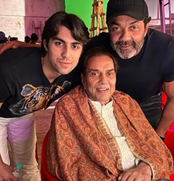 BtownKi's tweet photo. 3 Generations, 3 Handsome Men of the Deol family🔥😍
#dharampaaji #dharmendra #sunnydeol #bobbydeol #deolfamily #hemamalini #eshadeol #bollywood #bollywoodfamily #viral #trending #viral #actors #bollycelebs #bollyactor https://t.co/g2bEEqst6s