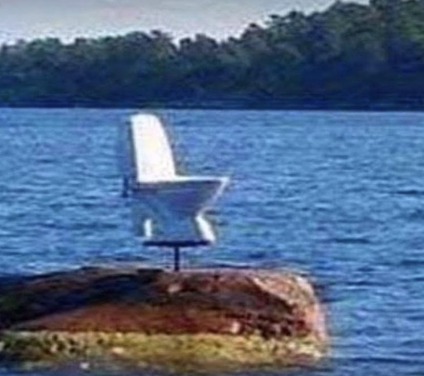 toilets with threatening auras (@toiletswtf) on Twitter photo 