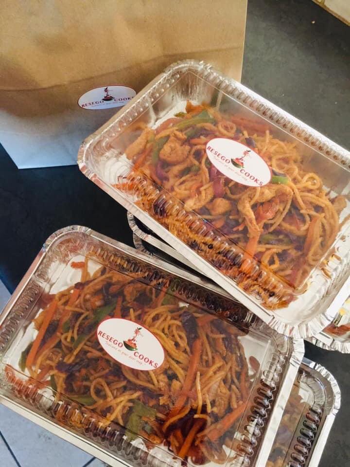 KgosidintsiRese's tweet photo. We are making our legendary stirfry on Sunday the 7th,kindly place your orders before friday. A plate costs P75,P70 for 2 more plates.
Dm or whatsApp me on 77418632
#ResegoCooks β₯οΈπ https://t.co/jrZjRywhPj