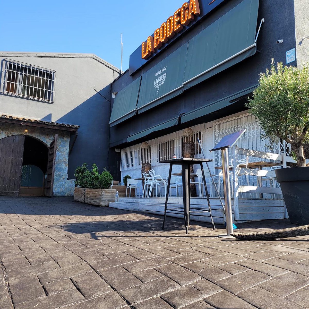Arab_Crete's tweet photo. World renowned LA Bodega Restaurant, made with our #stampedConcrete Flooring system, Made in Spain 
#antibacterial #HealthSafe #AntiScratch
#texturedconcrete #landscape #StructuralConcrete #ColoredConcrete #colouredconcrete #concretefloors #ArabCrete #ModernConcrete https://t.co/AuF4mGOW3c