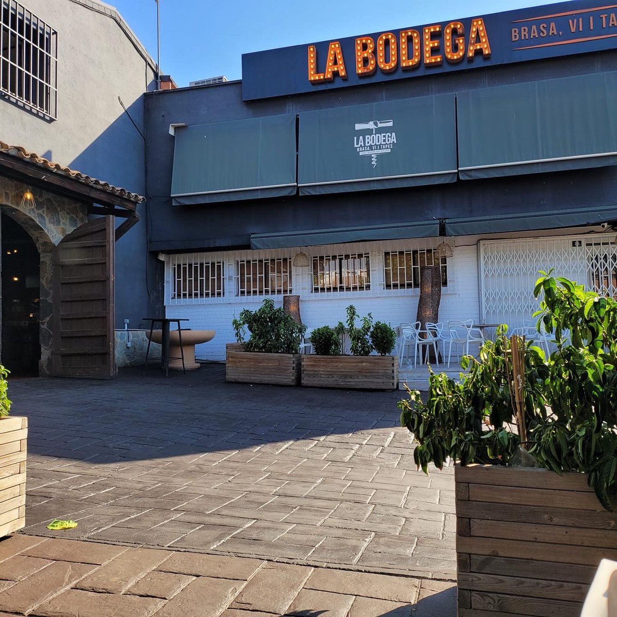 Arab_Crete's tweet photo. World renowned LA Bodega Restaurant, made with our #stampedConcrete Flooring system, Made in Spain 
#antibacterial #HealthSafe #AntiScratch
#texturedconcrete #landscape #StructuralConcrete #ColoredConcrete #colouredconcrete #concretefloors #ArabCrete #ModernConcrete https://t.co/AuF4mGOW3c