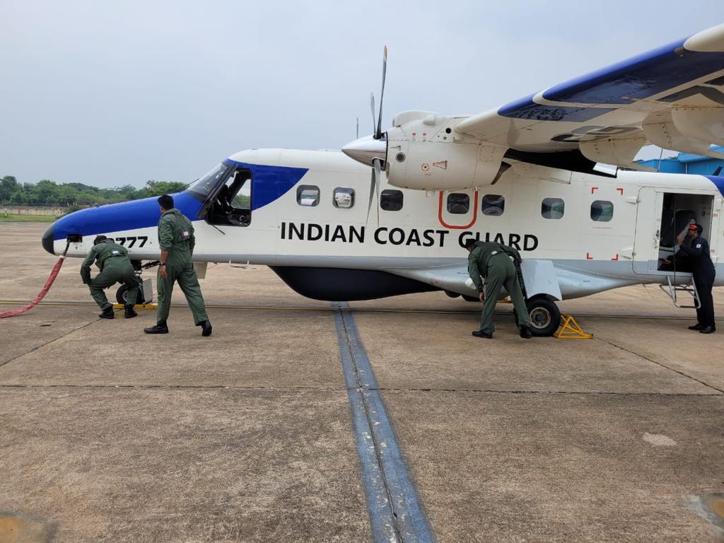 tnie_godson's tweet photo. Coast gaurd dornier aircraft has been pressed into service to search two fishermen belong to Amalinagar, Tiruchendur, informed collector @CollectorTuty. The fishermen Aswin &amp; Prasad, went missing as their boat sunk off 10nm during strong winds, last night. @xpresstn #Thoothukudi https://t.co/giQ0PpP50M