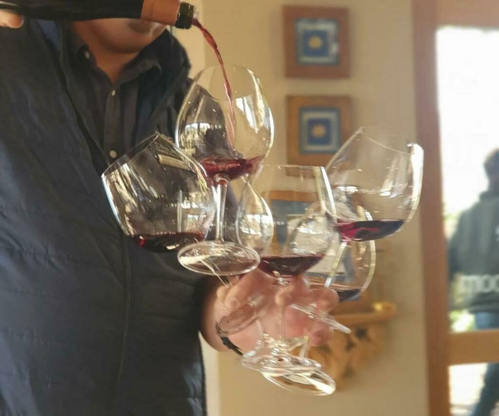 "The shape of the glass matters … a lot. The wrong glass can result in a less desirable experience with even a premium wine..." ~  Aloma Jonker beautifullycuratedcom.wordpress.com/2022/07/27/sha…
#traveltuesday #shapeofaglass #tastingnotes #winenews #lovecreationwines #creationinnovation
