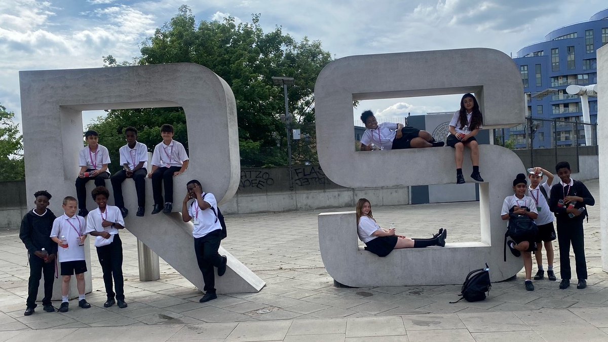 sns_library's tweet photo. We had such fun at #EmiratesStadium celebrating the #ReadingRoadMap . Authors @neillcameron Benjamin Dean @NotAgainBen & A.M. Dassu @a_reflective entertained & inspired our Year 7s. Looking forward to starting the RRM next term.Thank you @IslingtonELS https://t.co/eWT26pFWbZ https://t.co/srSBt282lN