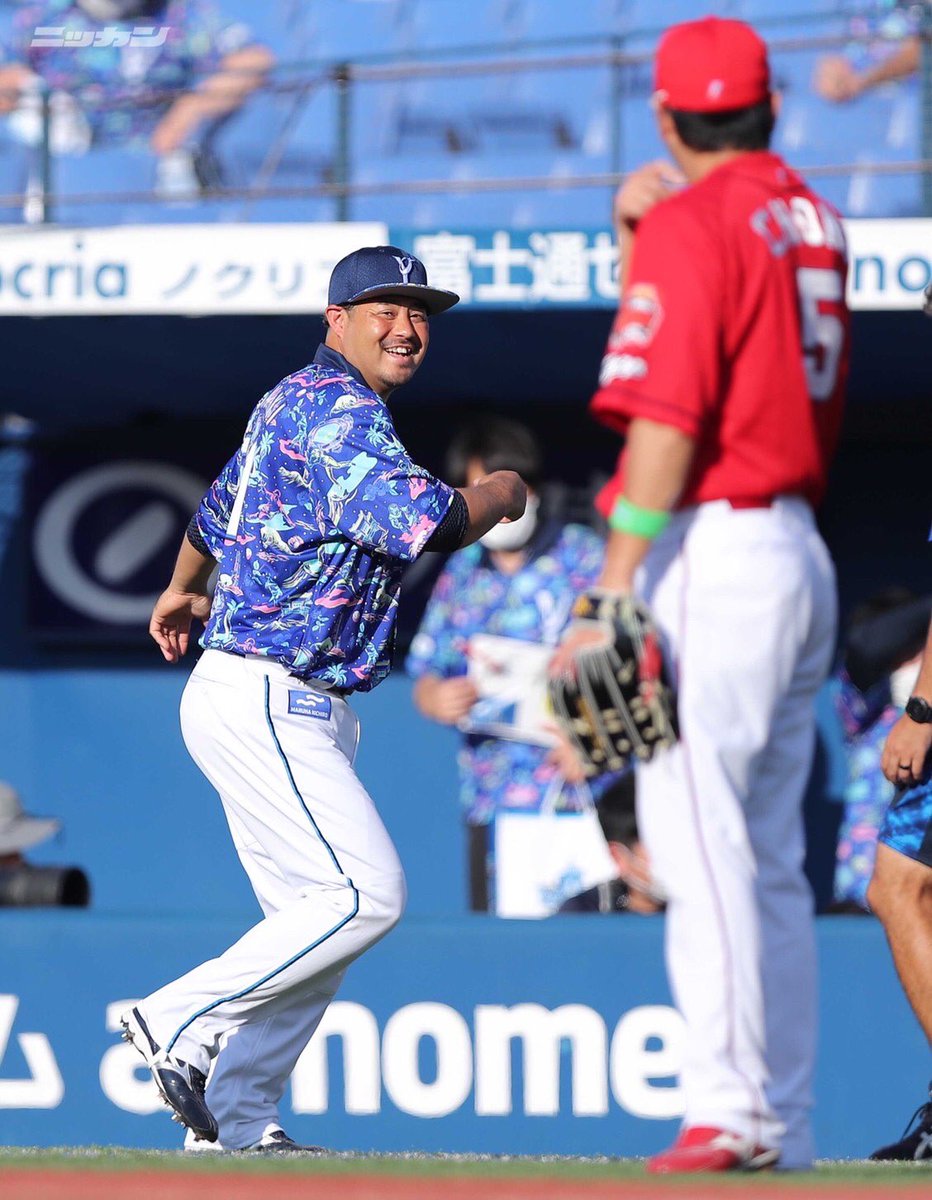 DeNAー広島@横浜スタジアム】 襟付き開襟シャツ型のユニホームを着用