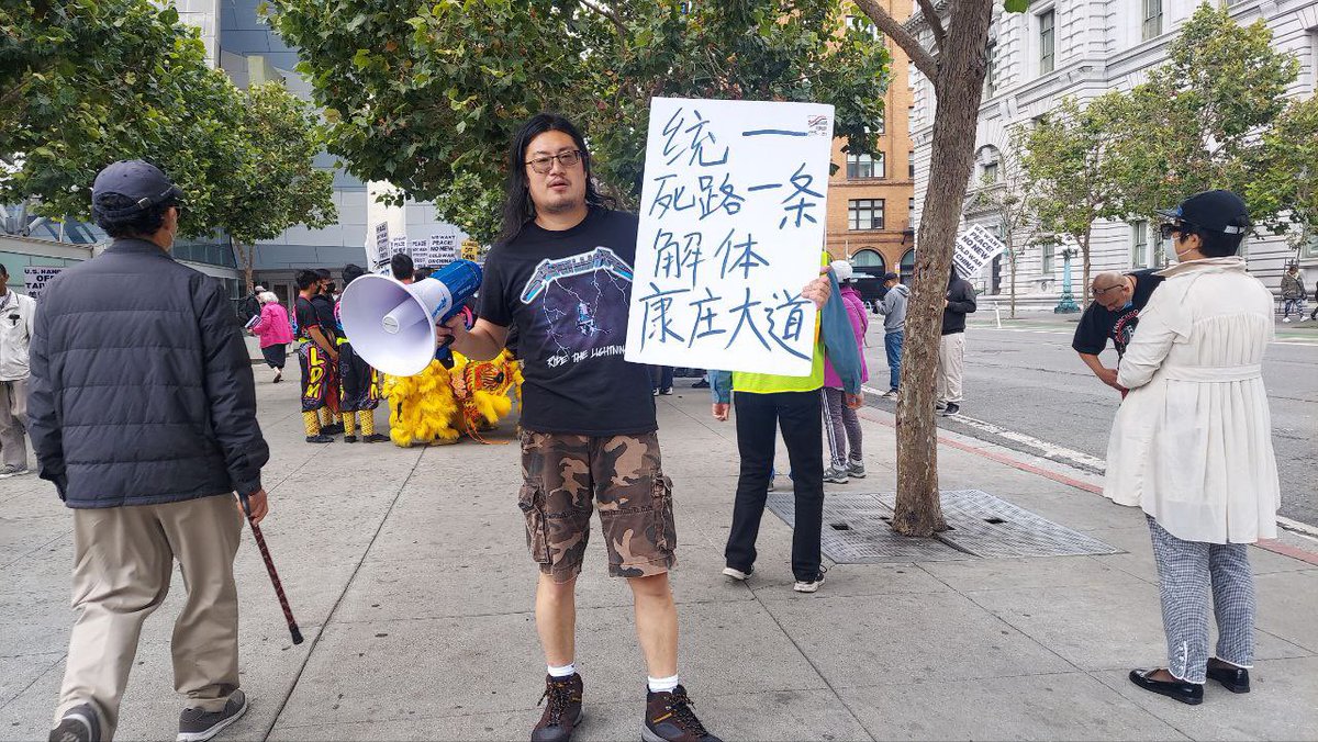 fareastyouth's tweet photo. Shame on you, tankies!
Yesterday, our members went to the scene where these Chinese communist thugs were barking and staged a counter protest in support of the Madam Speaker Nancy Pelosi. https://t.co/GMW5rg1hsM