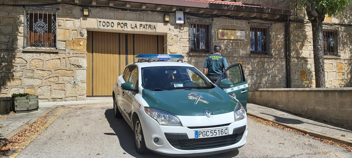 GCSoria062's tweet photo. GCSoria062
#GuardiaCivilSoria, investiga a una persona, vecina de #VillaverdedelMonte, como preunto autor de un supuesto delito relativo a la Protección de la Flora y Fauna silvestre, al dar muerte a un #corzo macho sin autorización.
#SoriaColaboraGC https://t.co/33uGbwrHjz