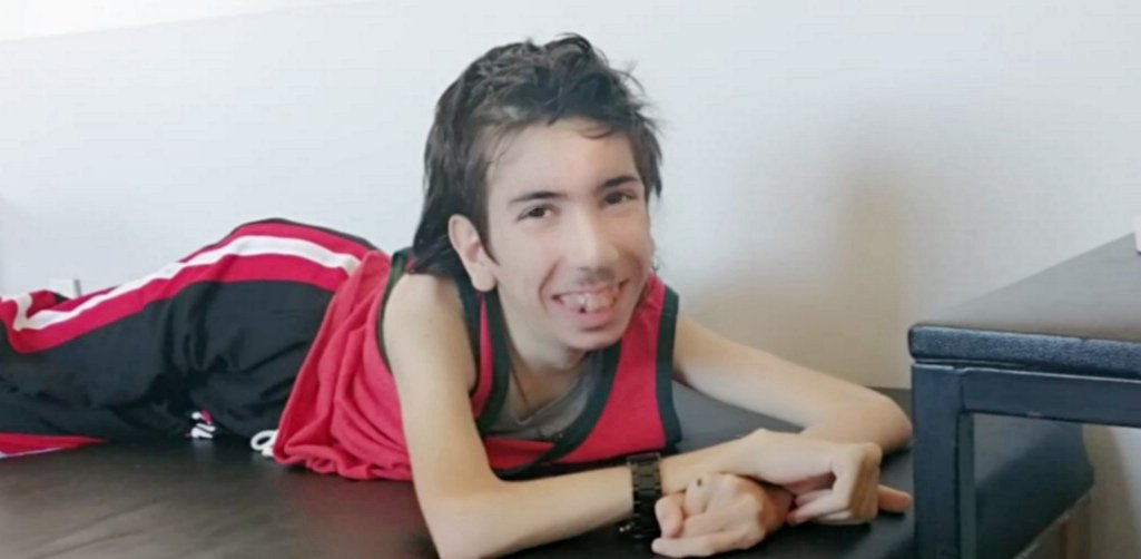 Hayallerde olmasa nasıl mutlu olunur boşverin mükemmel olmayı herşeye sahip olunmaz yaşarken zor yazarken kolay hayat herkesin bi derdi var vazgeçme yok ölüm belki bugün belki yarın kimseyi üzmeyin yaşadığım hayatı yazmıyom bildiğim bu engelli muratın yaşamı hayata tutunuşu 🥰