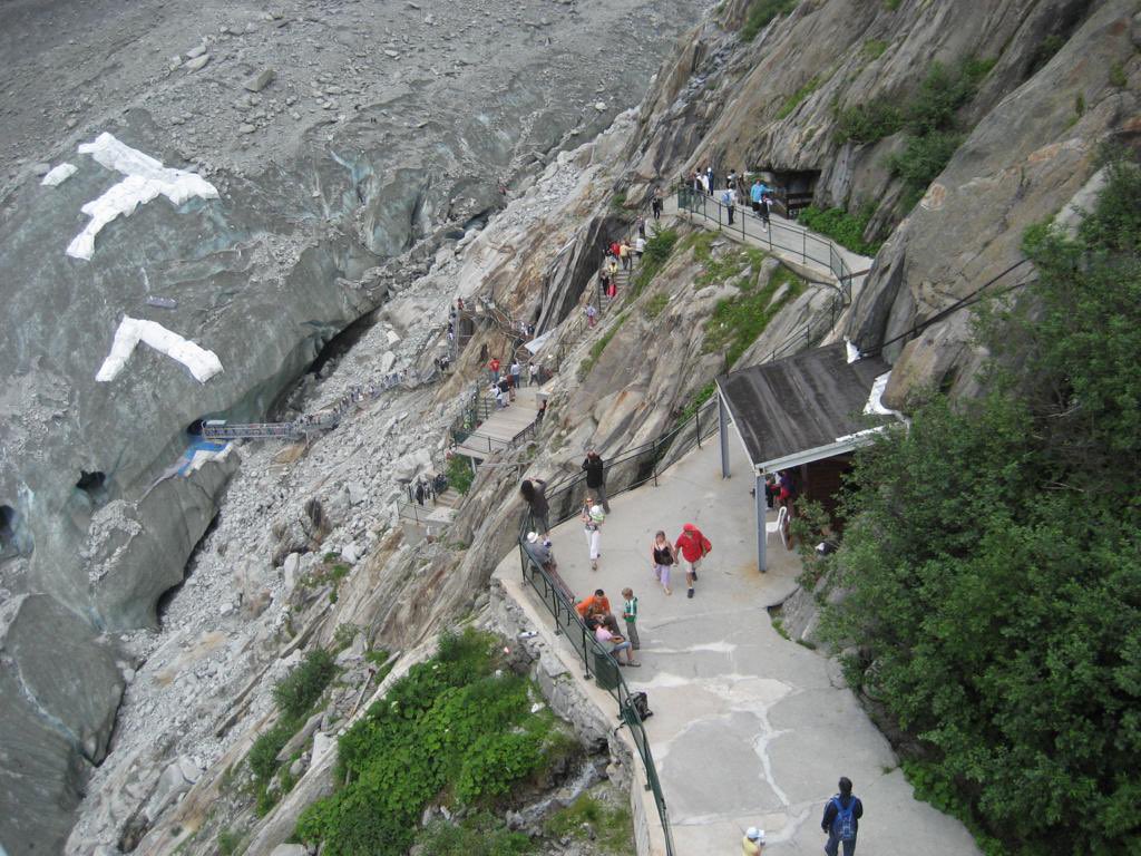 JudithEvertse's tweet photo. De Mer du Glace-gletsjer (Chamonix, Franse Alpen) in 2010 (links, toen ik hier ook op vakantie was) en anno 2022 (rechts). Je moet nu maar liefst 25 meter lager afdalen om bij de gletsjer en de ijsgrot te komen die jaarlijks voor toeristen wordt uitgehakt.. https://t.co/bTxZBX4R80