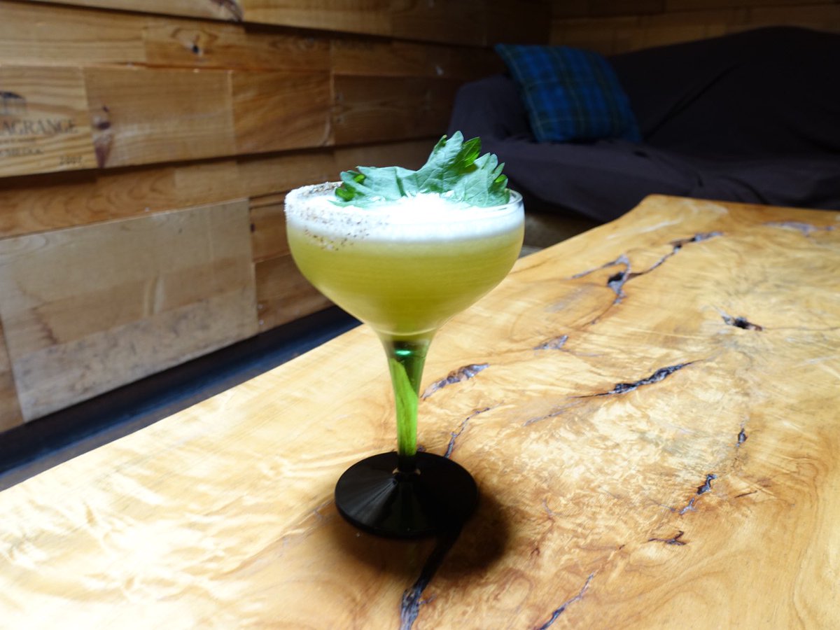 mixologistJapan's tweet photo. 今月オススメはメロン🍈を使ったマルガリータです🍸

完熟したメロンに１年以上熟成したテキーラのアネホを使用し甘く濃厚な味が特徴の狭山茶を合わせています🤵

塩には山椒を加え、暑い時期にピッタリな清涼感のある味わいに仕上げました✨
 
#aoyamabar 
#隠れ家バー
BAR RAGE 青山店
℡0354673977 https://t.co/BOwILBjZdj