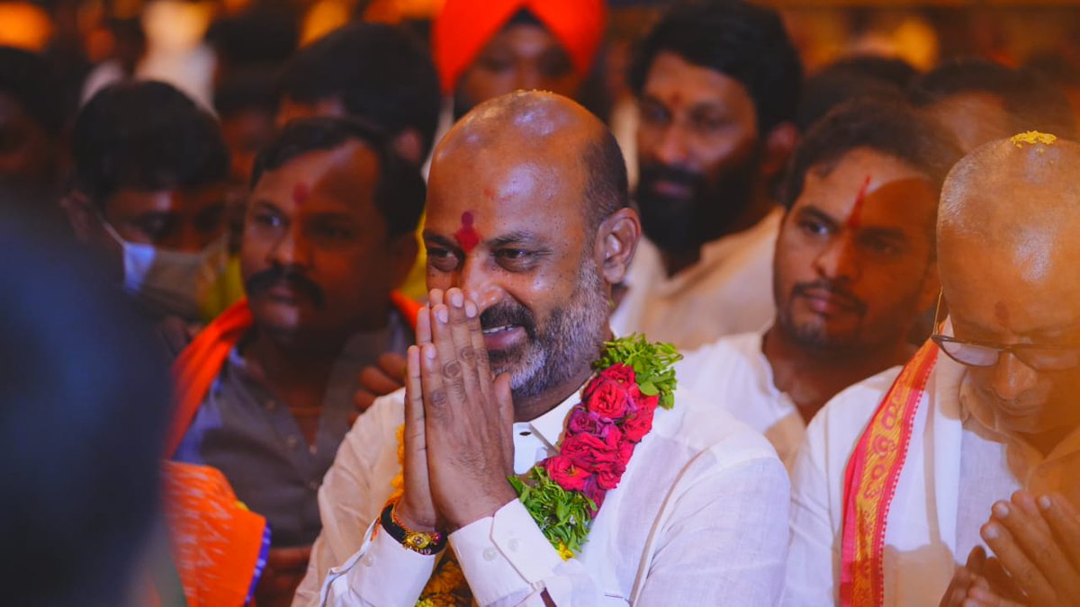 AkhilReddyBRS's tweet photo. Pic of the day... 

యాదాద్రి నర్సింహ స్వామి ఆశీస్సులతో...

అమరవీరుల త్యాగాలను యాది చేసుకుంటూ...

అడుగులో అడుగై మూడో విడత ప్రజా సంగ్రామాన్ని ప్రారంభించిన శ్రీ @bandisanjay_bjp గారు.

#PrajaSangramaYatra3 

@BJP4Telangana @bjpkm4kisanTS @rakeshreddybjp @sridharreddyko3 https://t.co/T72LkMN62S