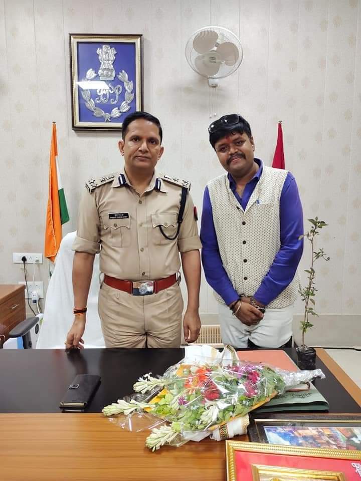 vbdsaurabh's tweet photo. #वाराणसी 9 अक्टूबर 2022 को होने वाले बृहद स्वैच्छिक रक्तदान शिविर में @Uppolice के जवानों एवं अधिकारियों का भी आह्वान है कि उक्त स्वैच्छिक रक्तदान शिविर में बढ़ चढ़कर हिस्सा लें और शिविर को सफल बनाएं, जिससे कि ज्यादा से ज्यादा जरूरतमंदों की मदद हो सके।
@varanasipolice @NACOINDIA https://t.co/5H8l5ZfDHZ