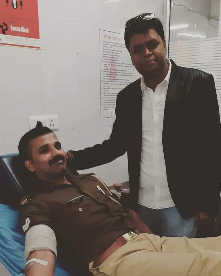 vbdsaurabh's tweet photo. #वाराणसी 9 अक्टूबर 2022 को होने वाले बृहद स्वैच्छिक रक्तदान शिविर में @Uppolice के जवानों एवं अधिकारियों का भी आह्वान है कि उक्त स्वैच्छिक रक्तदान शिविर में बढ़ चढ़कर हिस्सा लें और शिविर को सफल बनाएं, जिससे कि ज्यादा से ज्यादा जरूरतमंदों की मदद हो सके।
@varanasipolice @NACOINDIA https://t.co/5H8l5ZfDHZ