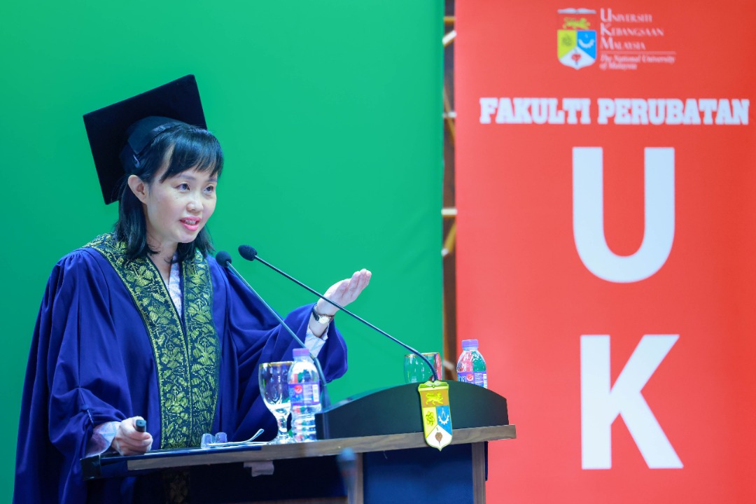 ukm_my's tweet photo. Naib Canselor, Prof. Dato’ Gs. Ts. Dr. Mohd Ekhwan Toriman hadir ke Majlis Syarahan Perdana Profesor yang disampaikan oleh Prof. Dr. Tan Hui Jan dari Fakulti Perubatan bertajuk Epilepsi: Mitos dan Fakta. #SyarahanPerdanaProfesor #FPer #UniversitiWatanKita #UKM #UKMSharing https://t.co/5WCGHwAytC