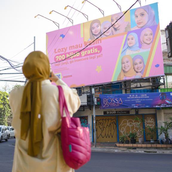chainhere's tweet photo. Cari billboard #LozyHijab langsung scan barcode buat dapetin #700HijabGratis ahh can’t wait of this!! https://t.co/qVnciOD0sp