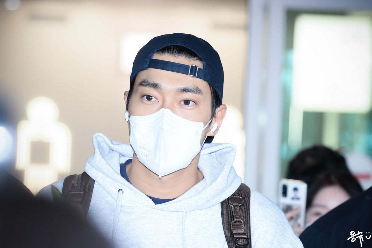 siwon_ba_ra_ki's tweet image. 220801 ICN 
공연하고 온 조각상 같은걸요🤭
눈이 땡글🤗
드라마 촬영 화이팅💪
.
#시원 #최시원 #SIWON #崔始源 #シウォン #슈퍼주니어 #SUPERJUNIOR 
( @siwonchoi )