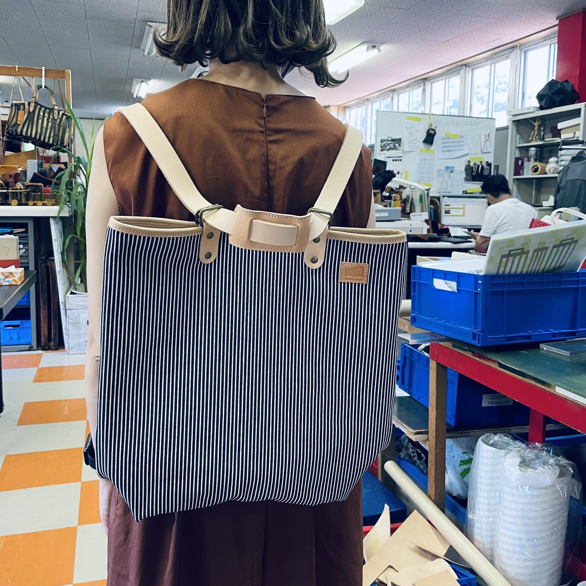 ヒッコリーの2wayショルダーリュック！サンプル作ってもらいました。細かいところもう少しつめて…もうすぐ完成です🌷かわいいよー！！作ってるときはめちゃくちゃ目がチカチカする！て言われた職人泣かせの一品です。スマホ画面で見てもたしかに🤗