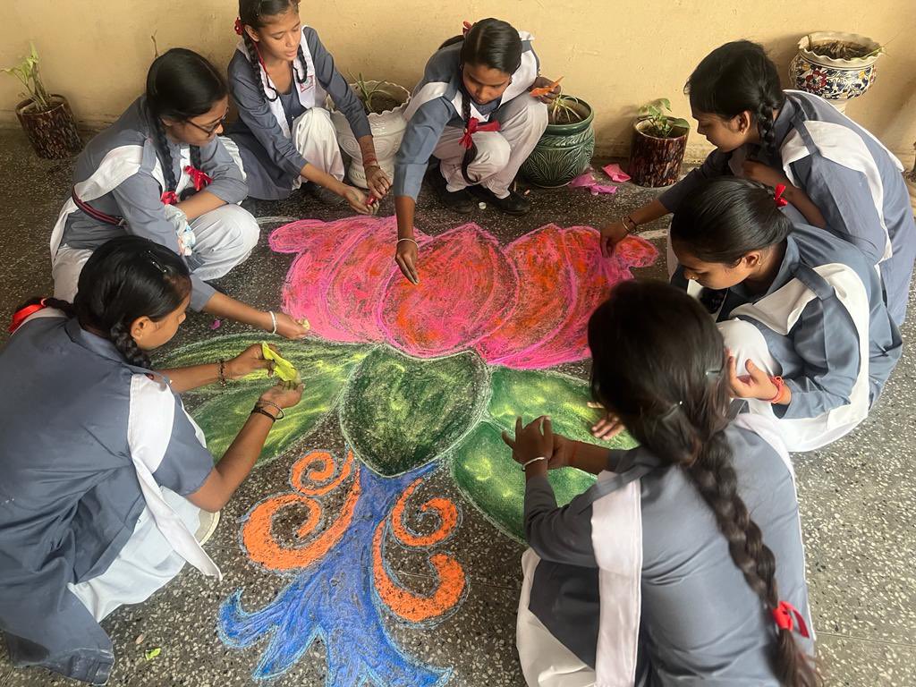 Seema43794923's tweet photo. SKV JJColony Wazirpur 1411034 celebrates Azadi ka Amrit Mahotsav AKAM #Rangoli competition #Azadi #AKAM #AzadiKaAmritMahotsav #ProudIndian #Students https://t.co/bosf1FBsci