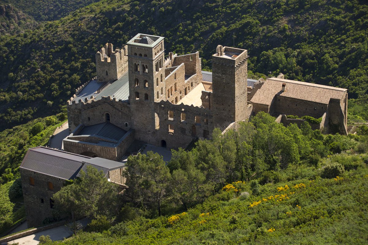 patrimonigencat's tweet photo. ⛪️ 'Entre el poble i el Monestir' és la visita imperdible d'aquest dissabte!
Descobreix el passat medieval de la muntanya de #Verdera visitant l'antic poble de #SantaCreu, l'església de #SantaHelena i el monestir de #SantPeredeRodes.
👉 https://t.co/KSTbfgR2rI
#ViuelPatrimoni https://t.co/vHql8iEISY