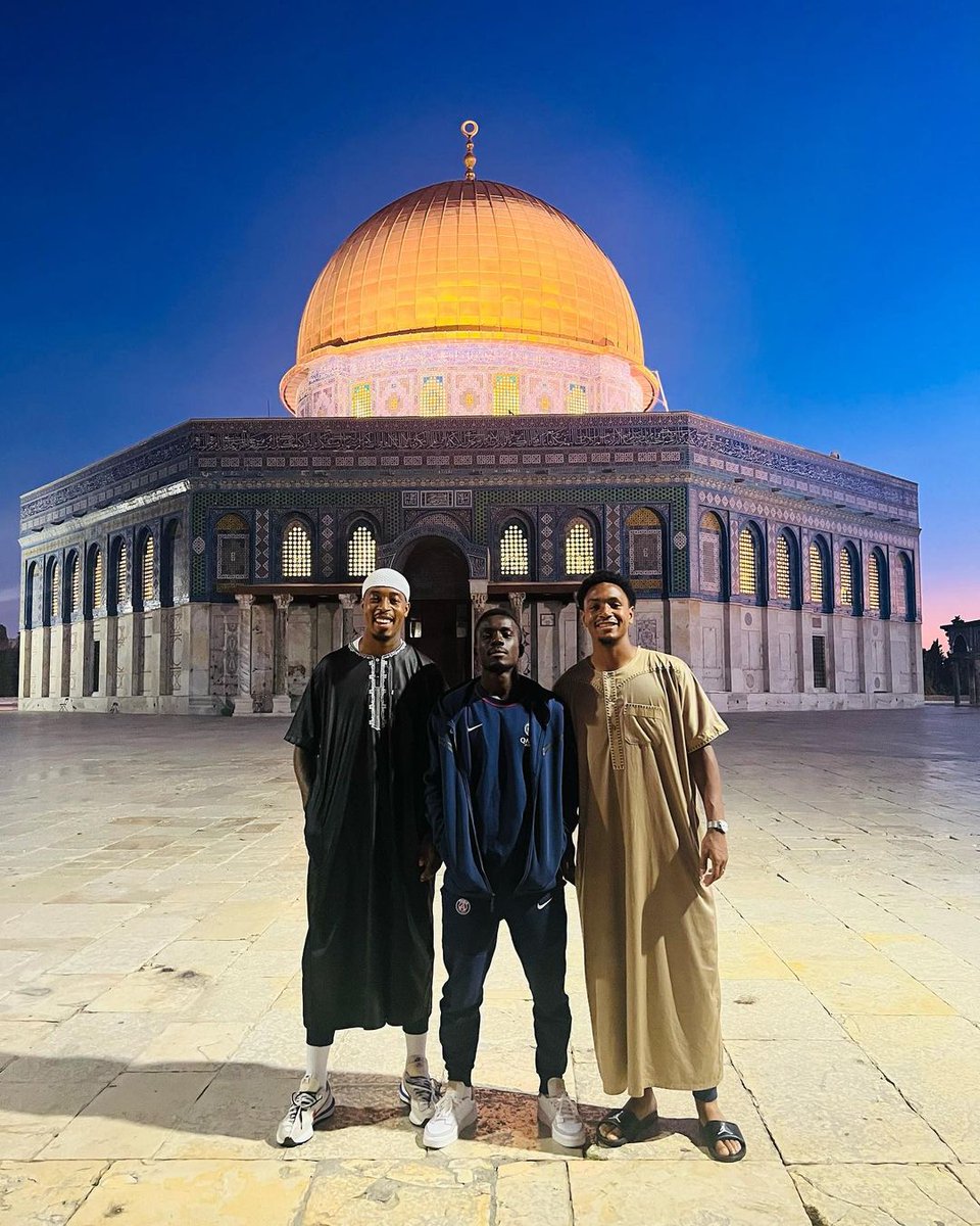 Kemarin PSG bertanding melawan Nantes dalam rangka Piala Super Perancis. Diadakan di tanah Palestina, yang direbut oleh Israel. Presnel Kimpembe, Idrissa Gueye, dan Abdou Diallo menyempatkan diri untuk mengunjungi Masjid Al-Aqsa 👍