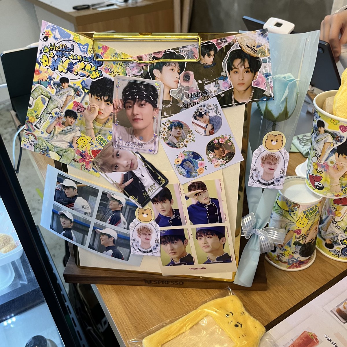 bim72001323's tweet photo. 새로 생긴 카페 처음 가봤어욥
진짜 엄청 준비하신 티가 많이 난 곳…🥺
메뉴판도 너무 귀엽구 꾸며져 있는 것도 너무 예뻤어요
메뉴 이름이 너무 귀여움🫶🏻

☄️ 호야팡야

#마크와_같이_쌓아온_모든_시간은_빛나
#Hello_my_dream_boy_MARK https://t.co/wF65x8Pv6L