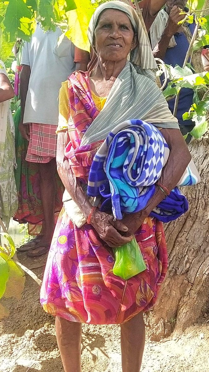 yfs_official's tweet photo. Parts of Telangana witnessed a ferocious monsoon.
50+ villages completely washed away and 15000+ people moved to shelter homes.

YFS distributed blankets, mosquito nets &amp; grocery kits benefitting 5000+ families from 12 villages affected by floods
Thanks to all donors &amp; volunteers https://t.co/GmnWB8soeq