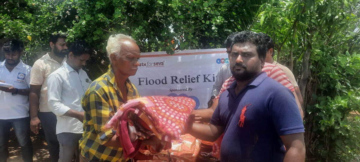 yfs_official's tweet photo. Parts of Telangana witnessed a ferocious monsoon.
50+ villages completely washed away and 15000+ people moved to shelter homes.

YFS distributed blankets, mosquito nets &amp; grocery kits benefitting 5000+ families from 12 villages affected by floods
Thanks to all donors &amp; volunteers https://t.co/GmnWB8soeq