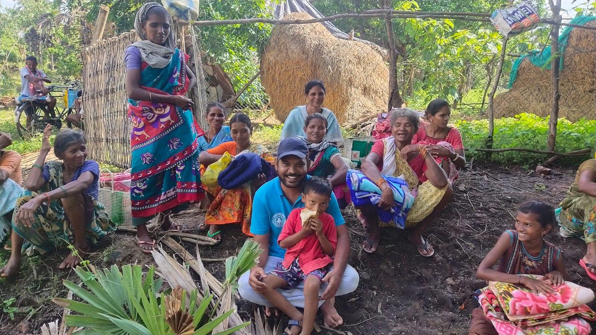 yfs_official's tweet photo. Parts of Telangana witnessed a ferocious monsoon.
50+ villages completely washed away and 15000+ people moved to shelter homes.

YFS distributed blankets, mosquito nets &amp; grocery kits benefitting 5000+ families from 12 villages affected by floods
Thanks to all donors &amp; volunteers https://t.co/GmnWB8soeq
