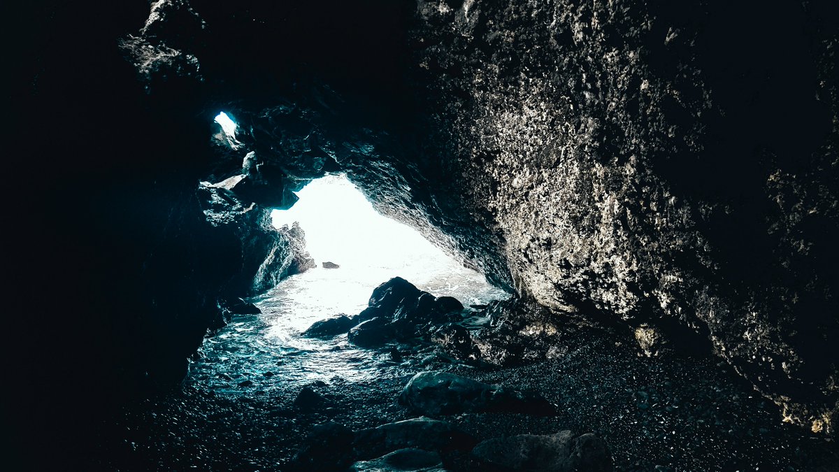 Black rock beach and a light at the end of the tunnel
#NaturePhotography #hawaii #photography