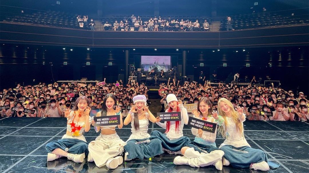 Yeeunaire's tweet photo. a photograph with the main character at our showcase (re: swith)! finally we can meet again after a long time.. if i wished myself a superpower, i would make this moment last for hours! 💗 https://t.co/5kgr5I4kFp
