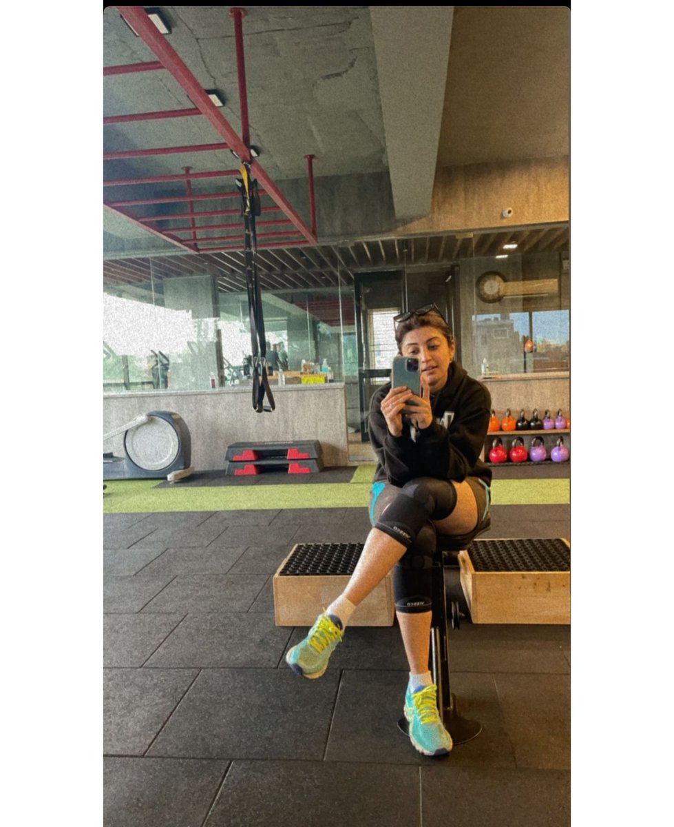 MangoKannadaOff's tweet photo. New momma @pranitasubhash setting goals all the way from Gym 🔥

#parnithasubash #atgym💪 #gym #gymmotivation #newbornbaby #facereveal #arna #ARNA  #mommabear #KannadaFilmNagar #MangoMusicKannada #KFN @KFNofficial @MangoKannada https://t.co/TNw3UlIeWb