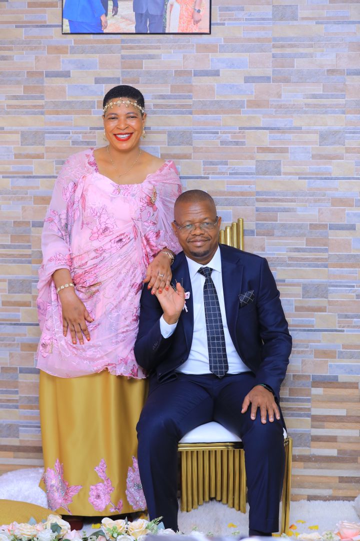 BensonKasiime's tweet photo. I see everyone tweeting these two pics, what's the issue? @MosesMagogo @AnitahAmong https://t.co/gSopQzvoPW