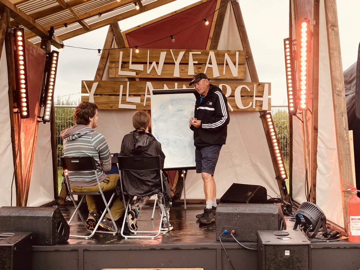 Gweithdy cynganeddu 16-25 oed bore ma efo’r athro barddol gwych, Geraint Roberts! <a href="/YsgolFarddol/">Ysgol Farddol</a>