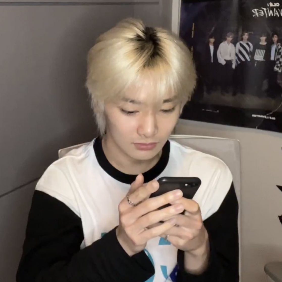jeongin is live on vlive right now!